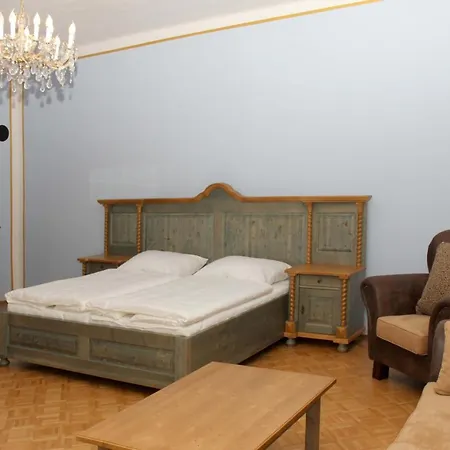 Zamek Liboun Pensión 3*